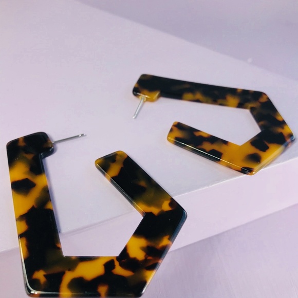 🆑 Large Flat Angled Hoop in Tortoise - Picture 2 of 5